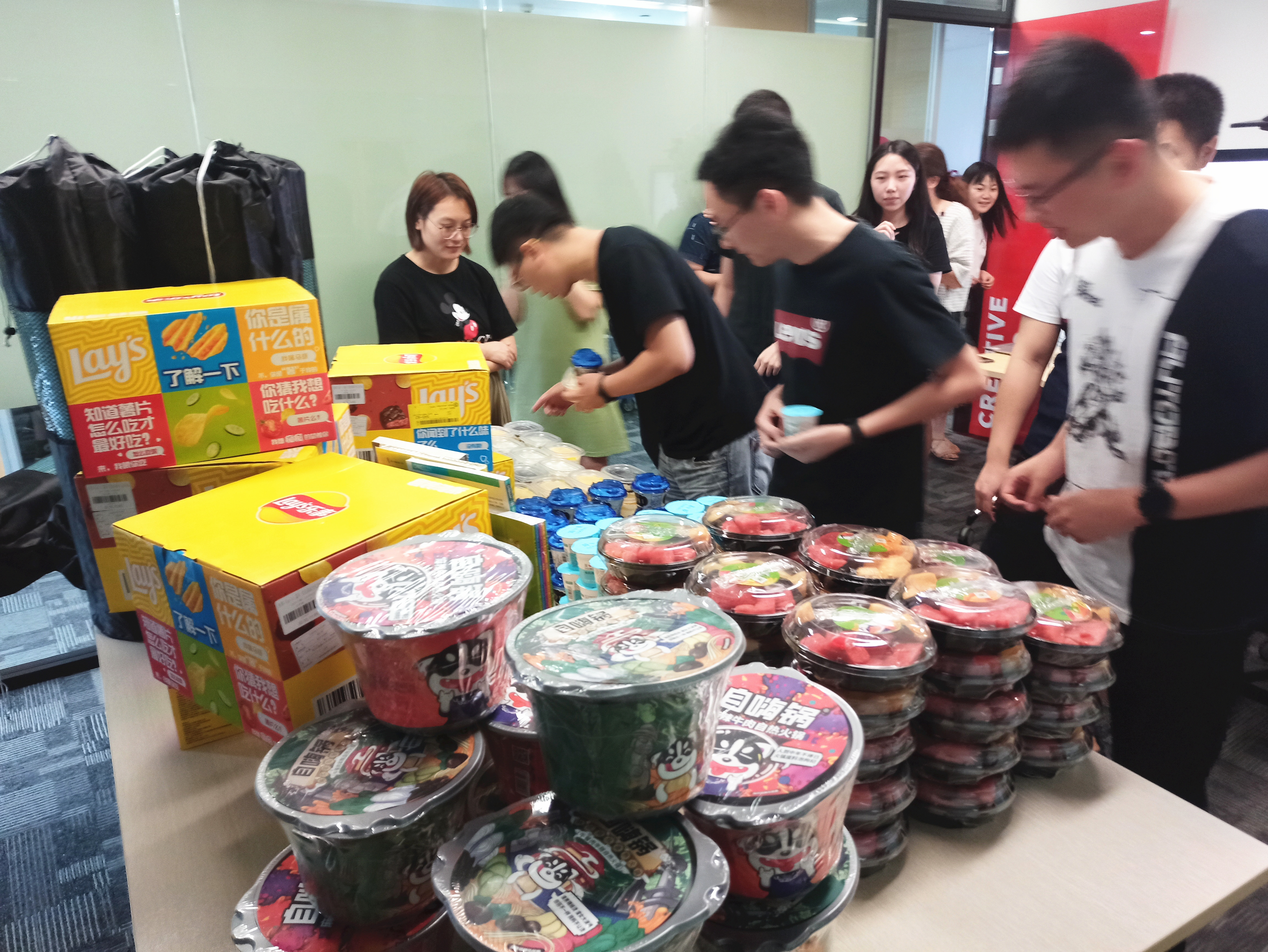 CI&T China employees grabbing food